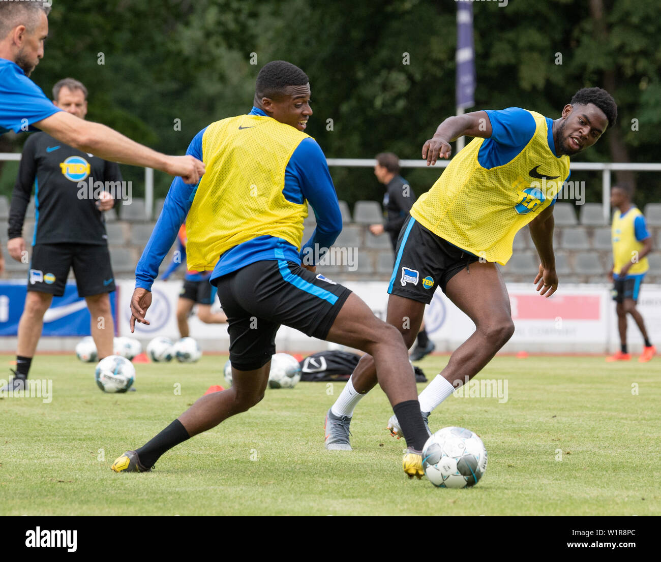 Neuruppin, Allemagne. 06Th Juillet, 2019. Football, Bundesliga : camp de formation au Volksparkstadion Hertha Berlin : Javairo Dilrosun (l) et la Jordanie Torunarigha en action. Credit : Soeren Stache/dpa/Alamy Live News Banque D'Images