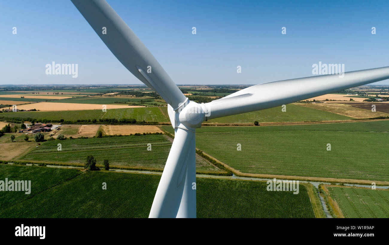 La photographie de près d'une éolienne dans la campagne, France Banque D'Images