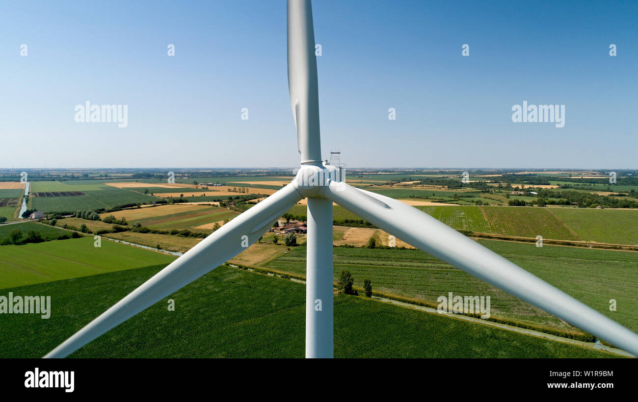 La photographie de près d'une éolienne dans la campagne, France Banque D'Images