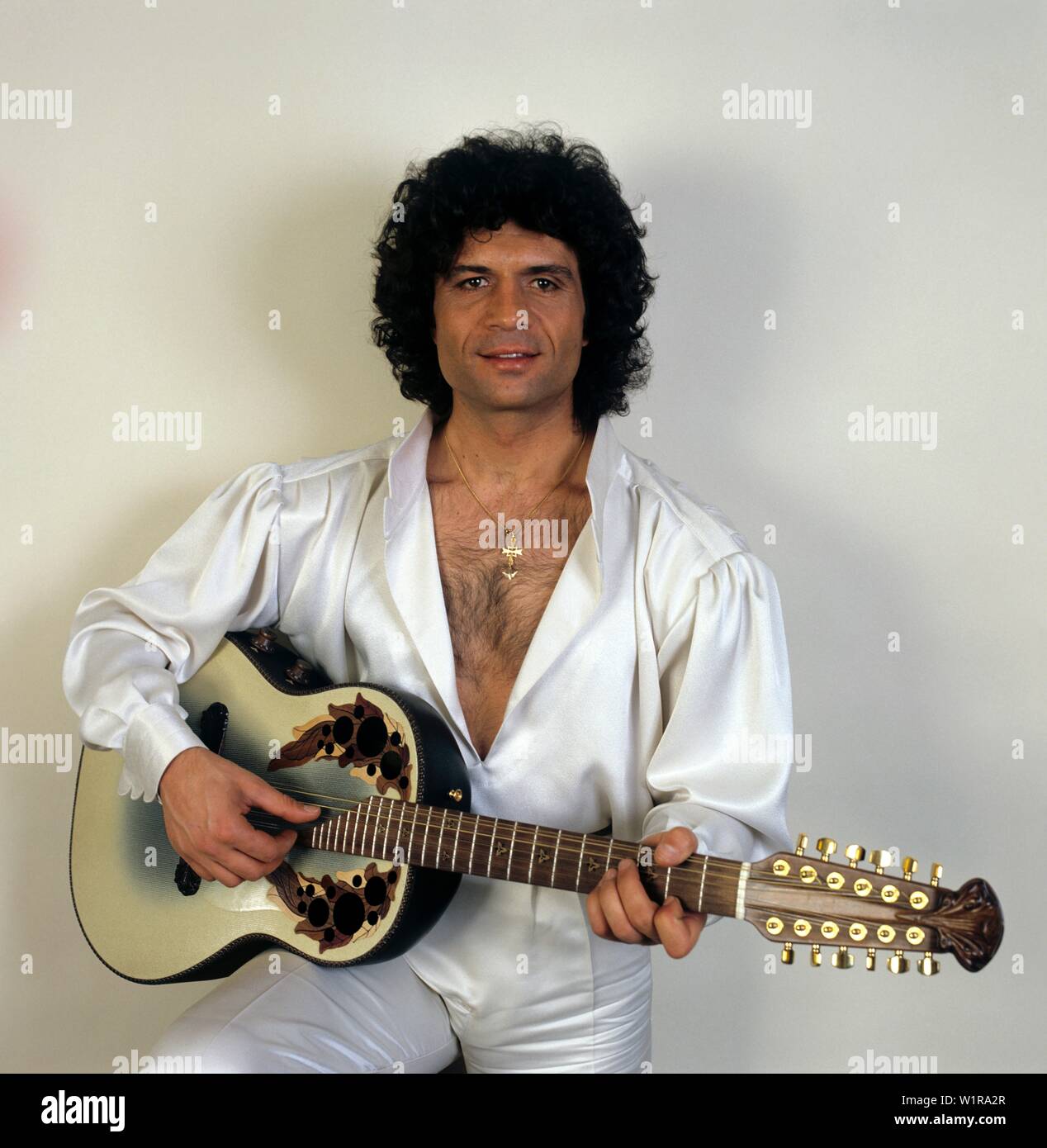 Schlagerstar Costa Cordalis posiert senneur mit Gitarre für ein Foto. Musicien Costa Cordalis posant pour une photo avec sa guitare. Banque D'Images