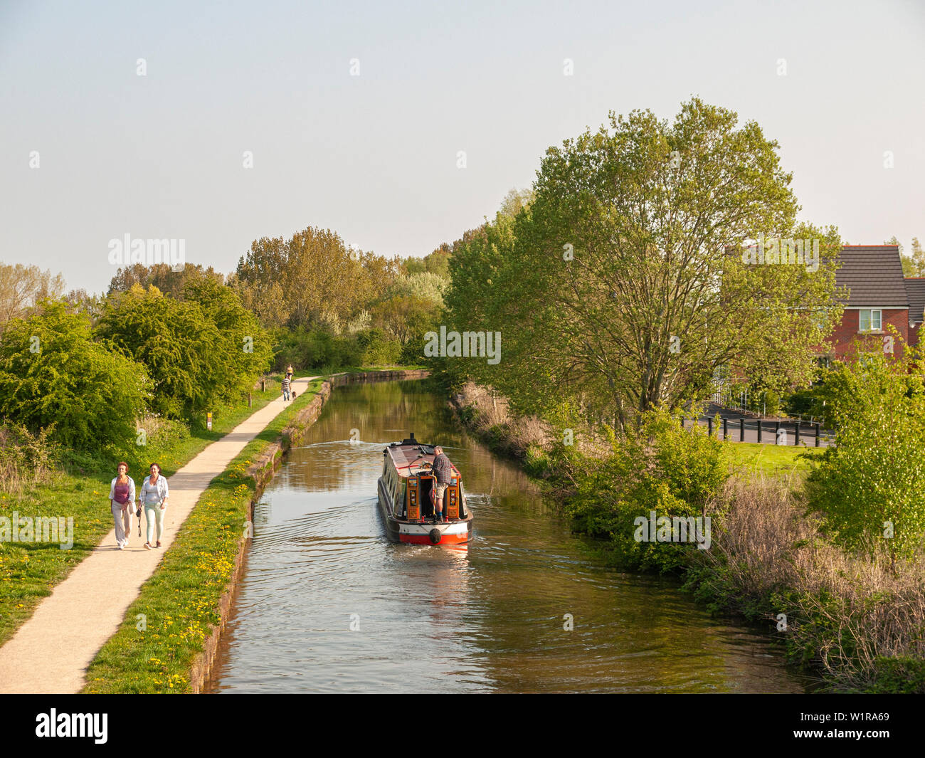 Bateau étroit sur le Canal Trent et Mersey restauré avec chemin de halage en Elworth près de Sandbach Cheshire UK Banque D'Images