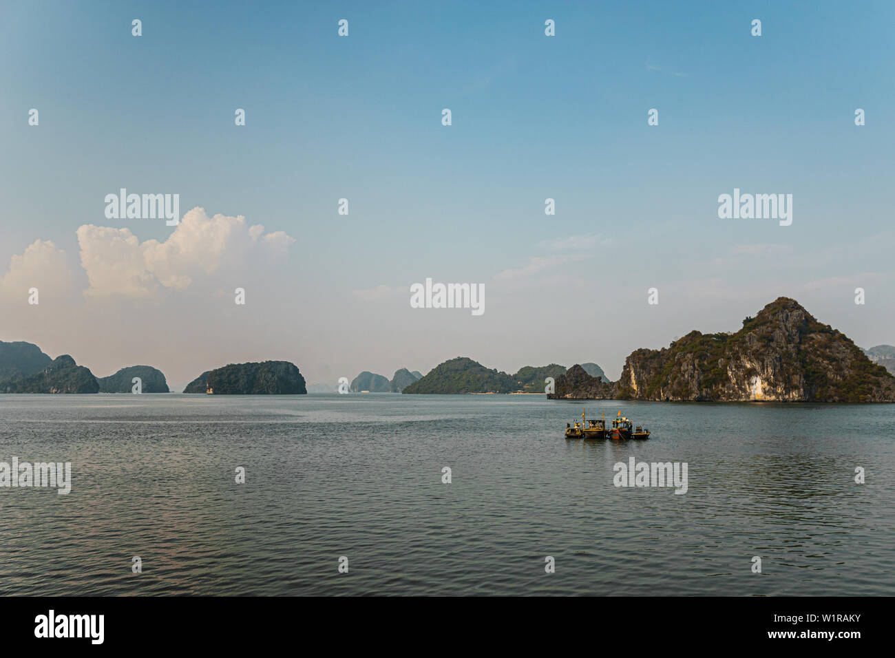 Petits bateaux de pêche à Halong Bay, Vietnam Banque D'Images