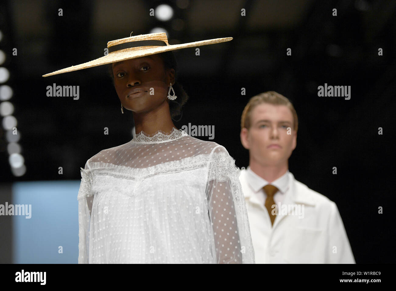 Berlin, Allemagne. 06Th Juillet, 2019. Les modèles montrent la nouvelle collection à l'Riani Show à l'E-Werk. Les collections pour le printemps/été 2020 sera présenté à la Berlin Fashion Week. Credit : Monika Skolimowska/dpa/Alamy Live News Banque D'Images