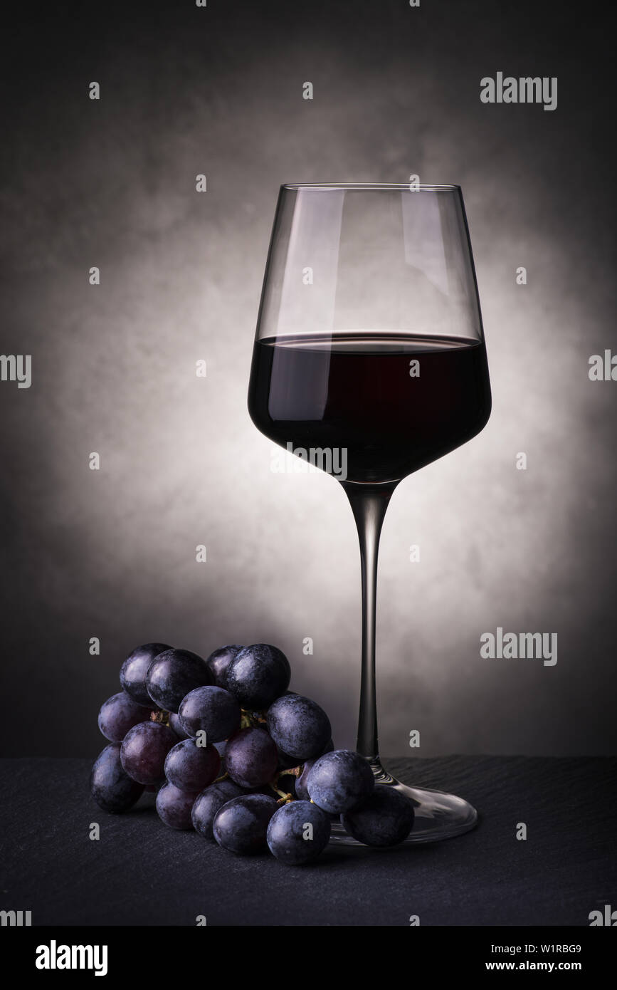 Nature morte au verre de vin rouge et grappe de raisins Banque D'Images