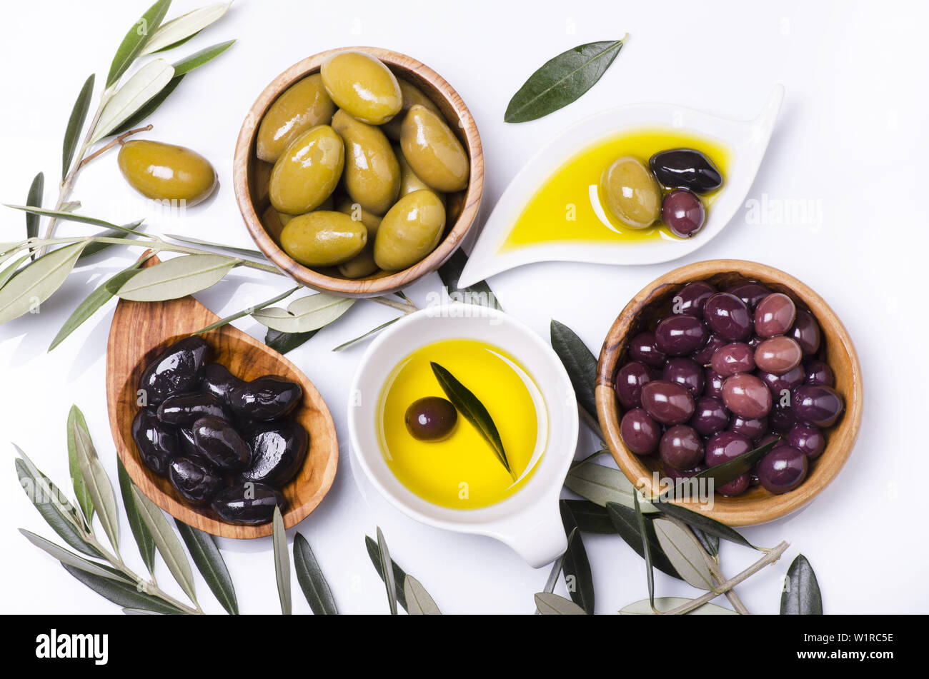 L'huile d'olive et olives italiennes assorties de divers types et couleurs Banque D'Images