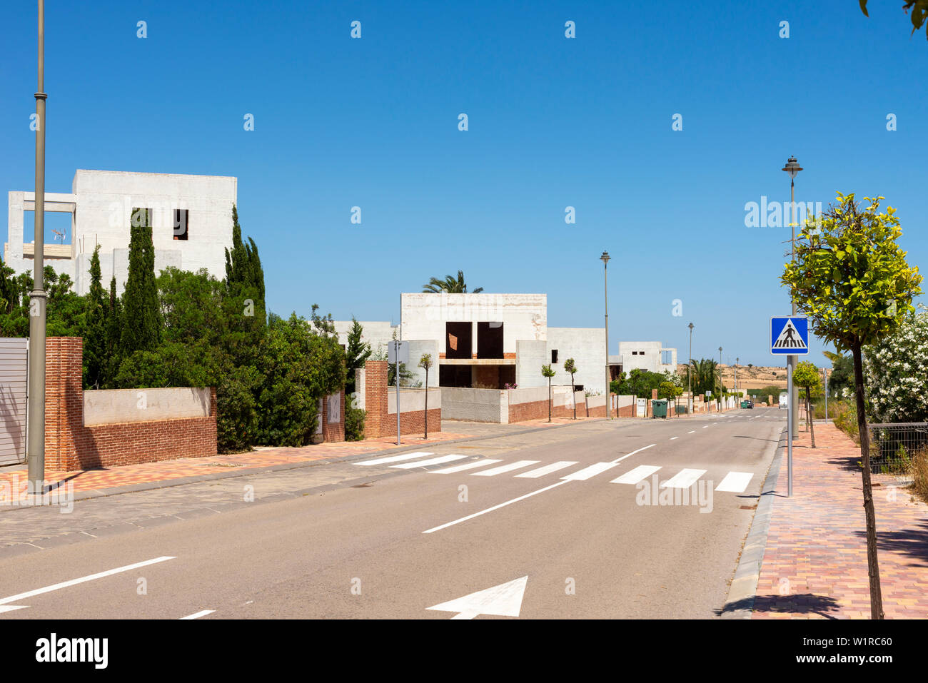 Peraleja Golf Course et propriétés de Sucina, Murcia, Espagne, Europe. Cours a fermé et tombé en ruine. Coquille vide de bâtiments inachevés Banque D'Images