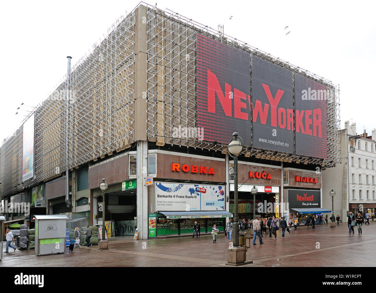 Rijeka, Croatie - le 17 octobre 2014 : Grand Centre Commercial à rue Korzo à Rijeka, Croatie. Banque D'Images