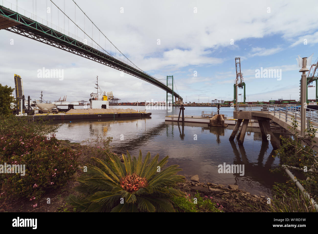 Image montrant une vue sur le port de Los Angeles et le monument Vincent Thomas Bridge. Banque D'Images