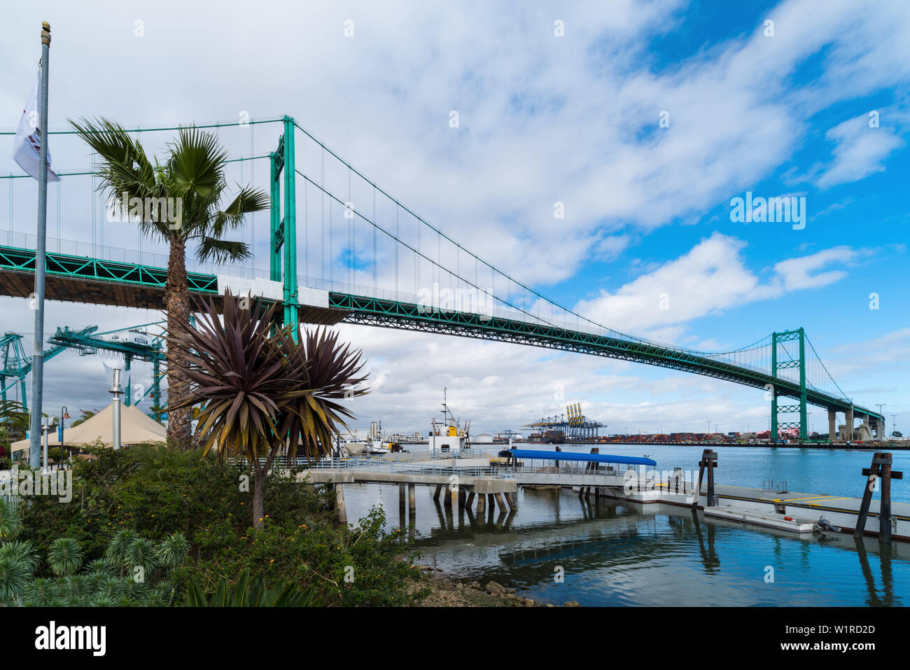 Image montrant une vue sur le port de Los Angeles et le monument Vincent Thomas Bridge. Banque D'Images