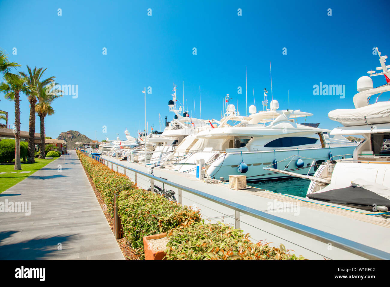 Vue sur le Douarnenez, bateaux à voile, de la plage et des yachts à Bodrum, Ville Ville de la Turquie. Port et la côte de la mer Egée avec yachts Banque D'Images