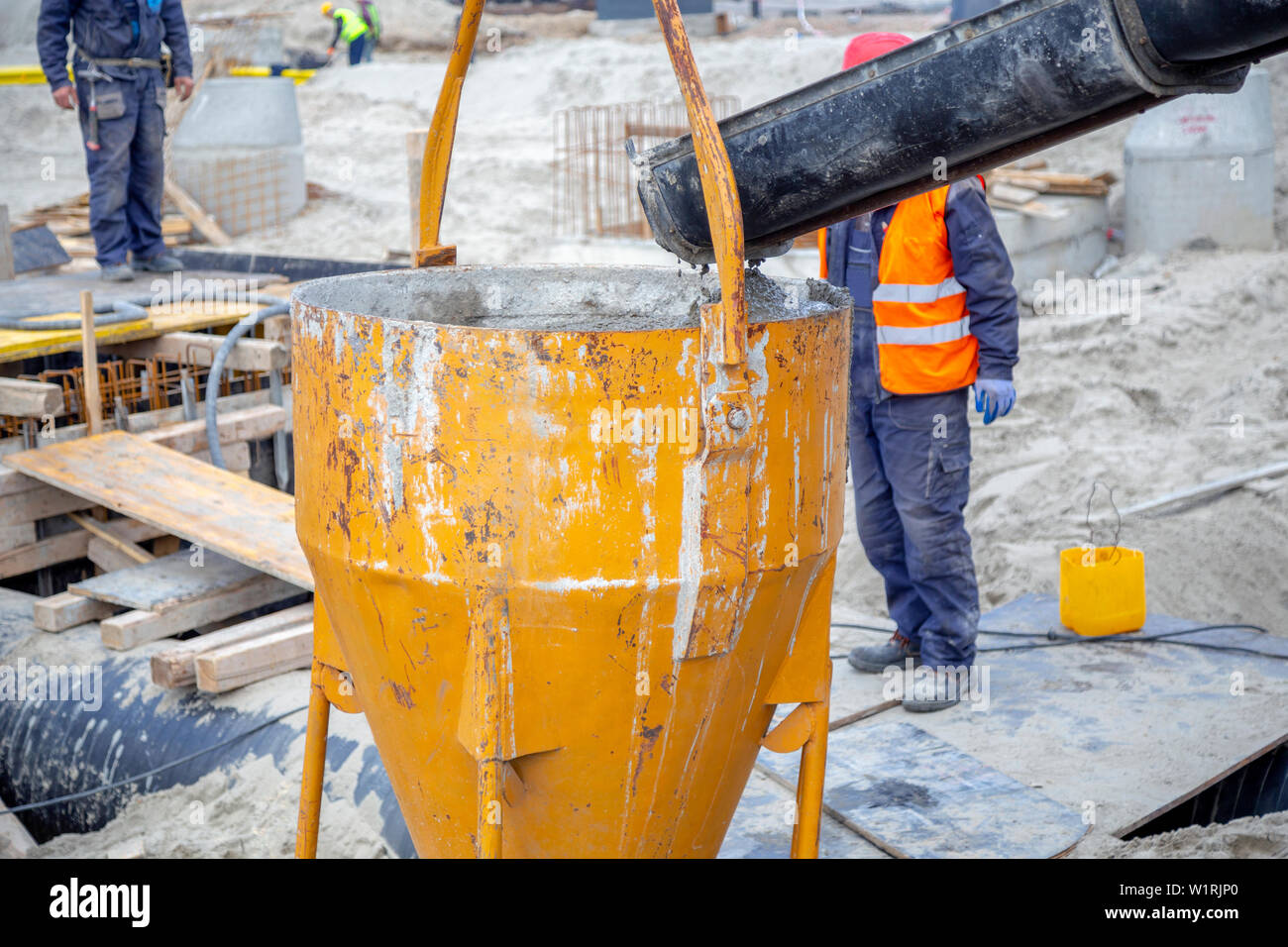 Benne à béton pour le coulage du béton. Entonnoir de béton skip pour viser  et mise en place de béton Photo Stock - Alamy