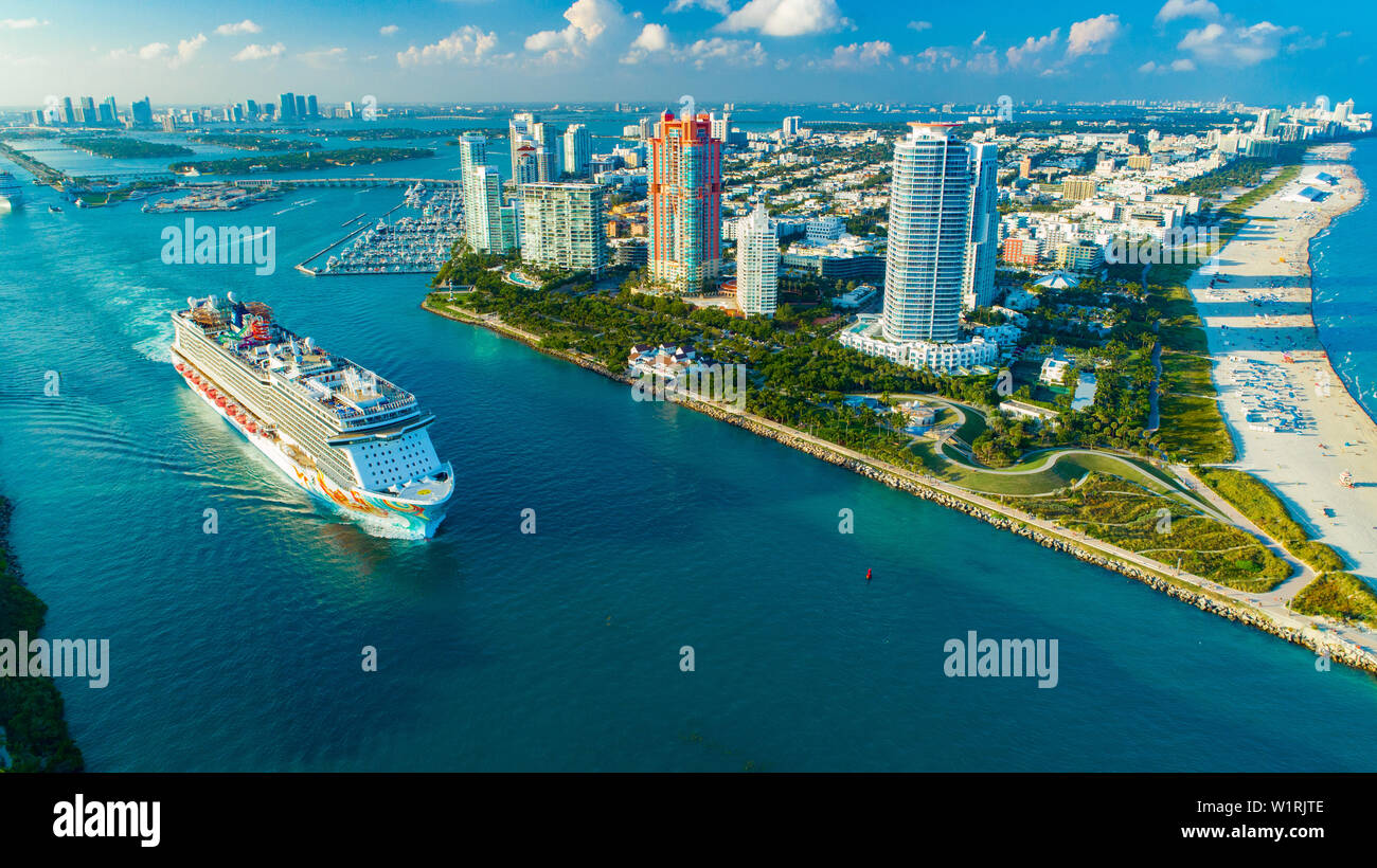 (Navire de croisière Norwegian Getaway) entrée de l'océan Atlantique, du port de Miami. South Beach. La Floride. USA Banque D'Images (Navire de croisière Norwegian Getaway) entrée de l'océan Atlantique, du port de Miami. South Beach. La Floride. USA Banque D'Images