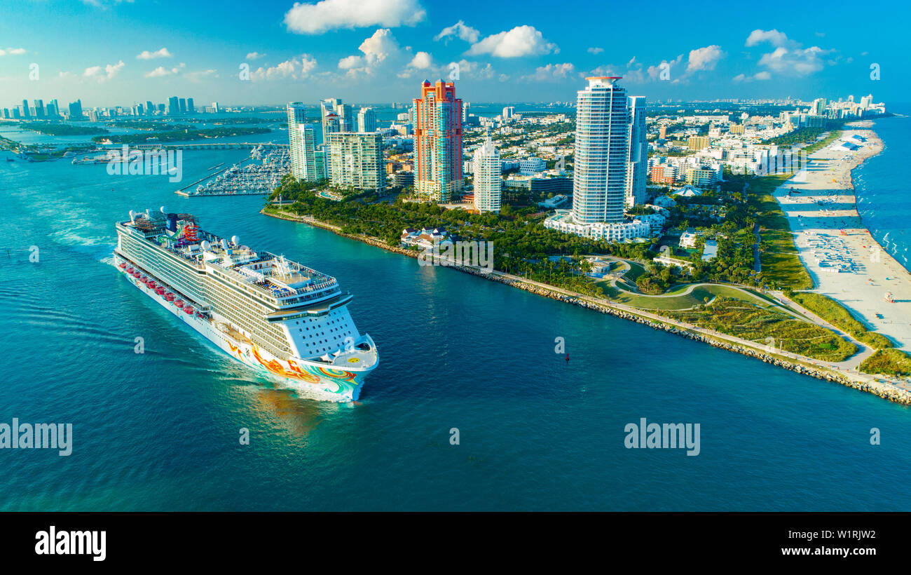 (Navire de croisière Norwegian Getaway) entrée de l'océan Atlantique, du port de Miami. South Beach. La Floride. USA Banque D'Images (Navire de croisière Norwegian Getaway) entrée de l'océan Atlantique, du port de Miami. South Beach. La Floride. USA Banque D'Images