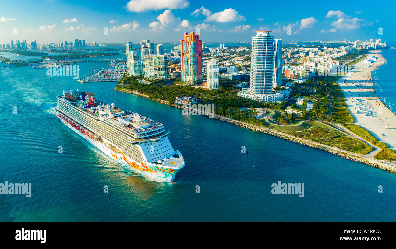 (Navire de croisière Norwegian Getaway) entrée de l'océan Atlantique, du port de Miami. South Beach. La Floride. USA Banque D'Images (Navire de croisière Norwegian Getaway) entrée de l'océan Atlantique, du port de Miami. South Beach. La Floride. USA Banque D'Images