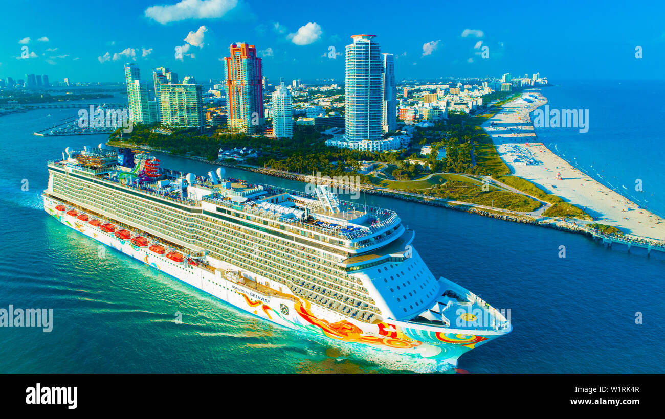 (Navire de croisière Norwegian Getaway) entrée de l'océan Atlantique, du port de Miami. South Beach. La Floride. USA Banque D'Images (Navire de croisière Norwegian Getaway) entrée de l'océan Atlantique, du port de Miami. South Beach. La Floride. USA Banque D'Images