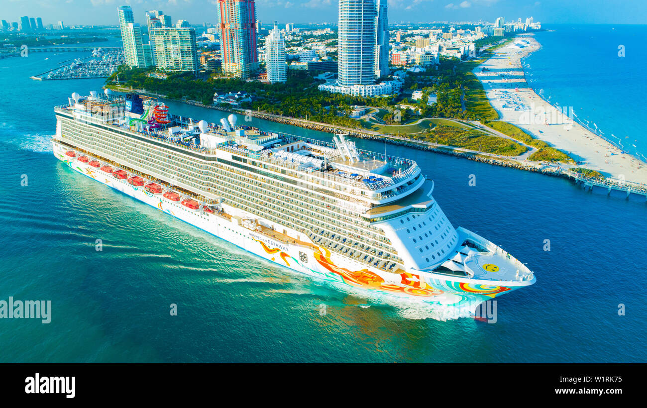 (Navire de croisière Norwegian Getaway) entrée de l'océan Atlantique, du port de Miami. South Beach. La Floride. USA Banque D'Images (Navire de croisière Norwegian Getaway) entrée de l'océan Atlantique, du port de Miami. South Beach. La Floride. USA Banque D'Images