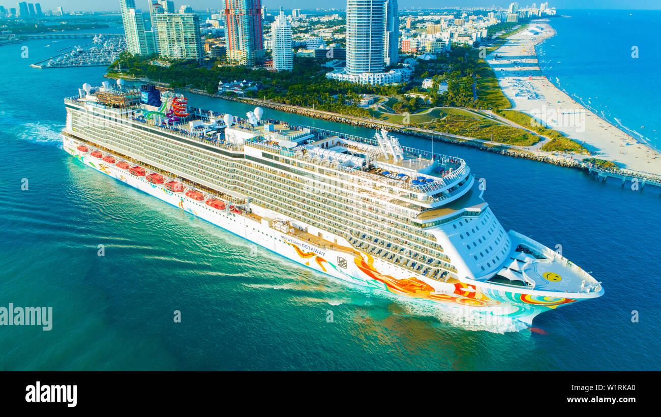 (Navire de croisière Norwegian Getaway) entrée de l'océan Atlantique, du port de Miami. South Beach. La Floride. USA Banque D'Images