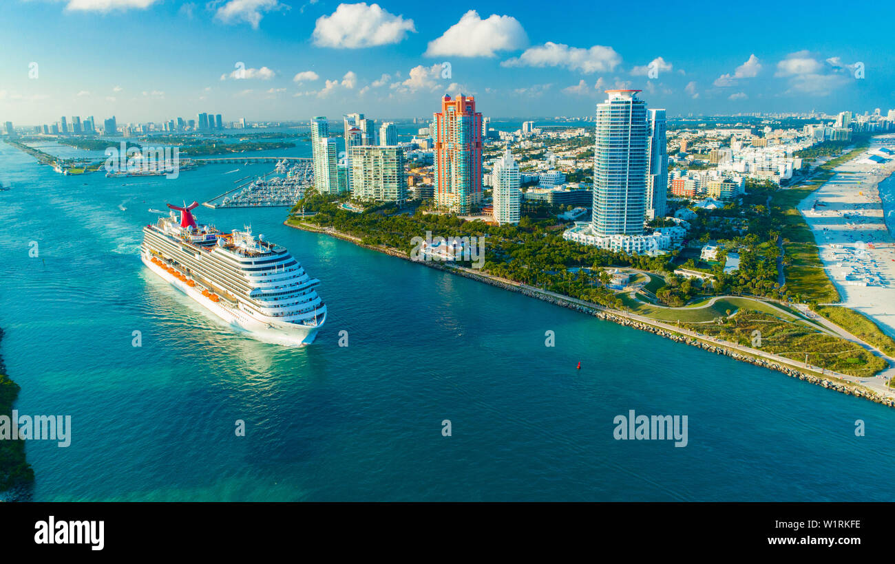 Bateau de croisière Carnival Magic (entrée) sur l'océan Atlantique, du port de Miami. South Beach. La Floride. USA. Banque D'Images Bateau de croisière Carnival Magic (entrée) sur l'océan Atlantique, du port de Miami. South Beach. La Floride. USA. Banque D'Images