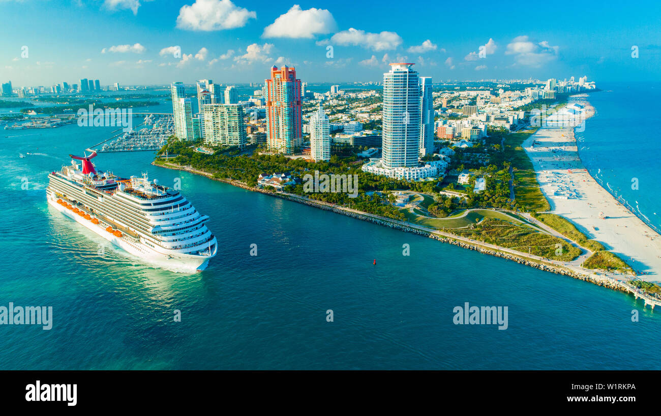 Bateau de croisière Carnival Magic (entrée) sur l'océan Atlantique, du port de Miami. South Beach. La Floride. USA. Banque D'Images Bateau de croisière Carnival Magic (entrée) sur l'océan Atlantique, du port de Miami. South Beach. La Floride. USA. Banque D'Images