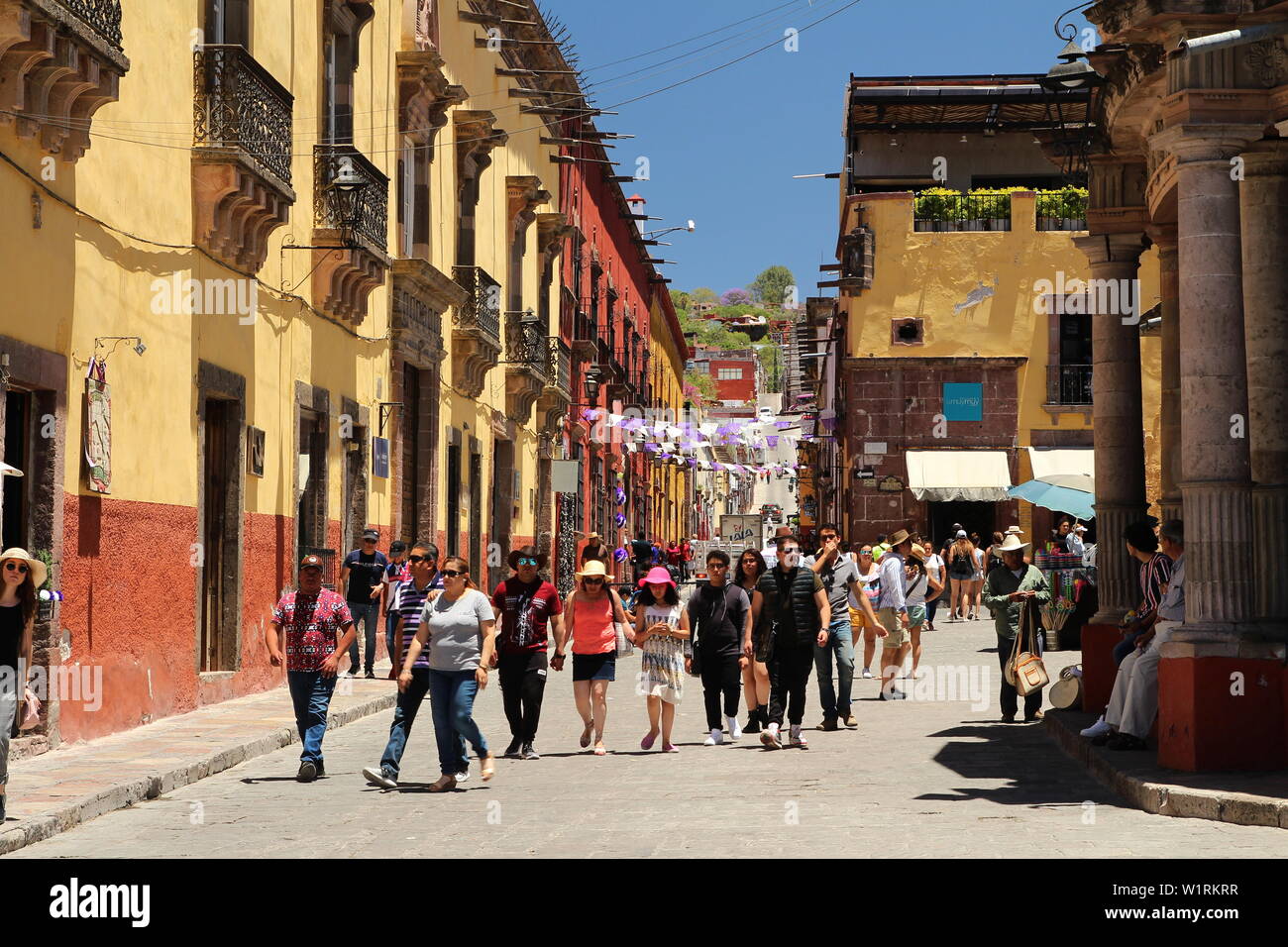 Des foules de gens dans la rue de San Miguel de Allende, Guanajuato, Mexique. Banque D'Images