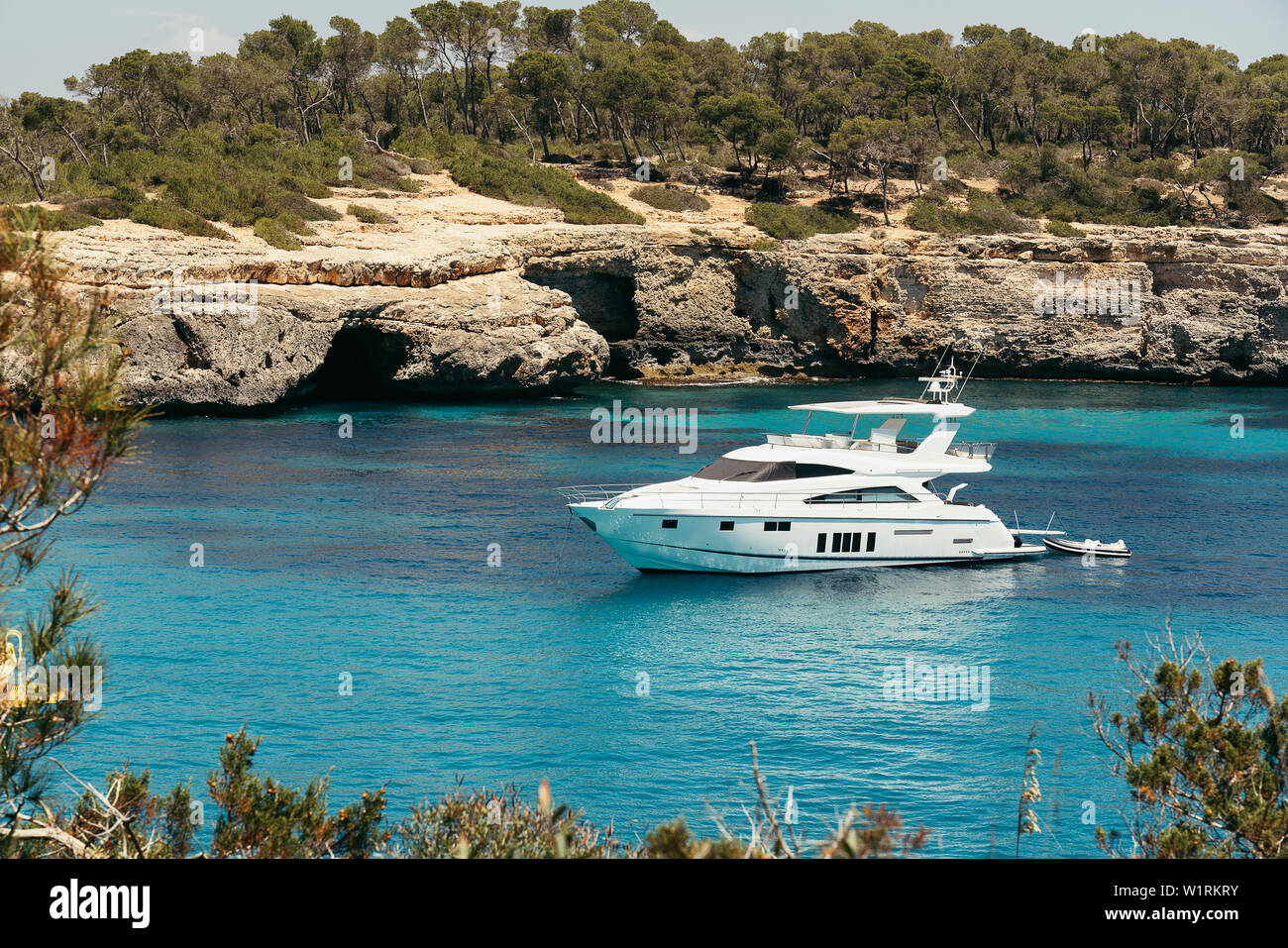 Dans l'eau turquoise en jet privés yacths Cala Mondrago, Parc Naturel de Mondrago, Majorque. Banque D'Images