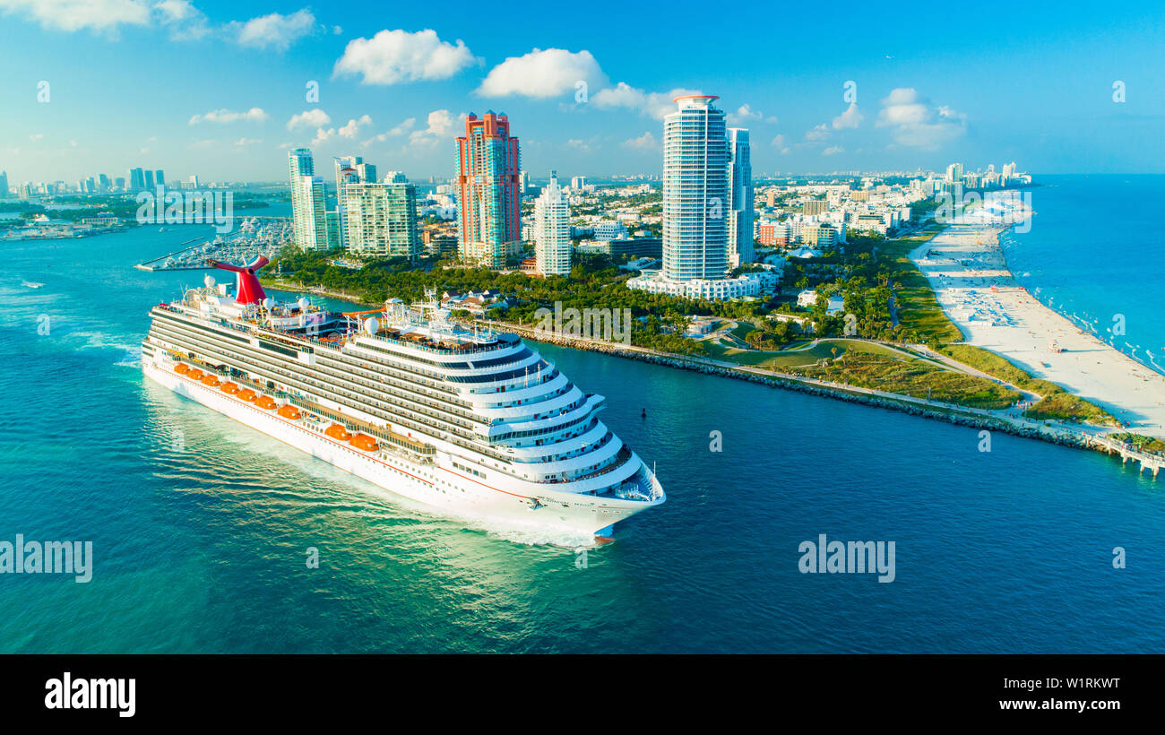 Bateau de croisière Carnival Magic (entrée) sur l'océan Atlantique, du port de Miami. South Beach. La Floride. USA. Banque D'Images Bateau de croisière Carnival Magic (entrée) sur l'océan Atlantique, du port de Miami. South Beach. La Floride. USA. Banque D'Images