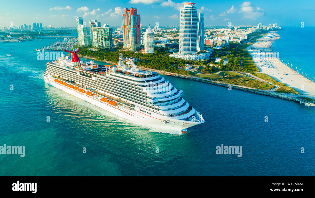 Bateau de croisière Carnival Magic (entrée) sur l'océan Atlantique, du port de Miami. South Beach. La Floride. USA. Banque D'Images Bateau de croisière Carnival Magic (entrée) sur l'océan Atlantique, du port de Miami. South Beach. La Floride. USA. Banque D'Images
