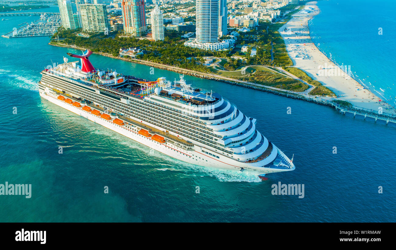 Bateau de croisière Carnival Magic (entrée) sur l'océan Atlantique, du port de Miami. South Beach. La Floride. USA. Banque D'Images Bateau de croisière Carnival Magic (entrée) sur l'océan Atlantique, du port de Miami. South Beach. La Floride. USA. Banque D'Images