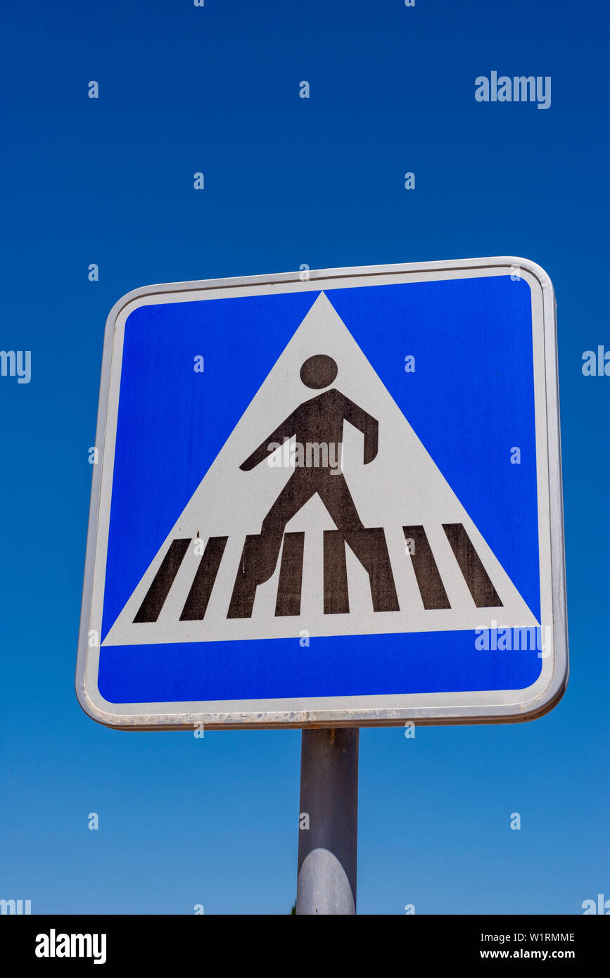 situación de un paso para peatones. Passage pour piétons espagnol, panneau routier de passage de zèbre. Personne traversant en Espagne signe en ciel bleu Banque D'Images