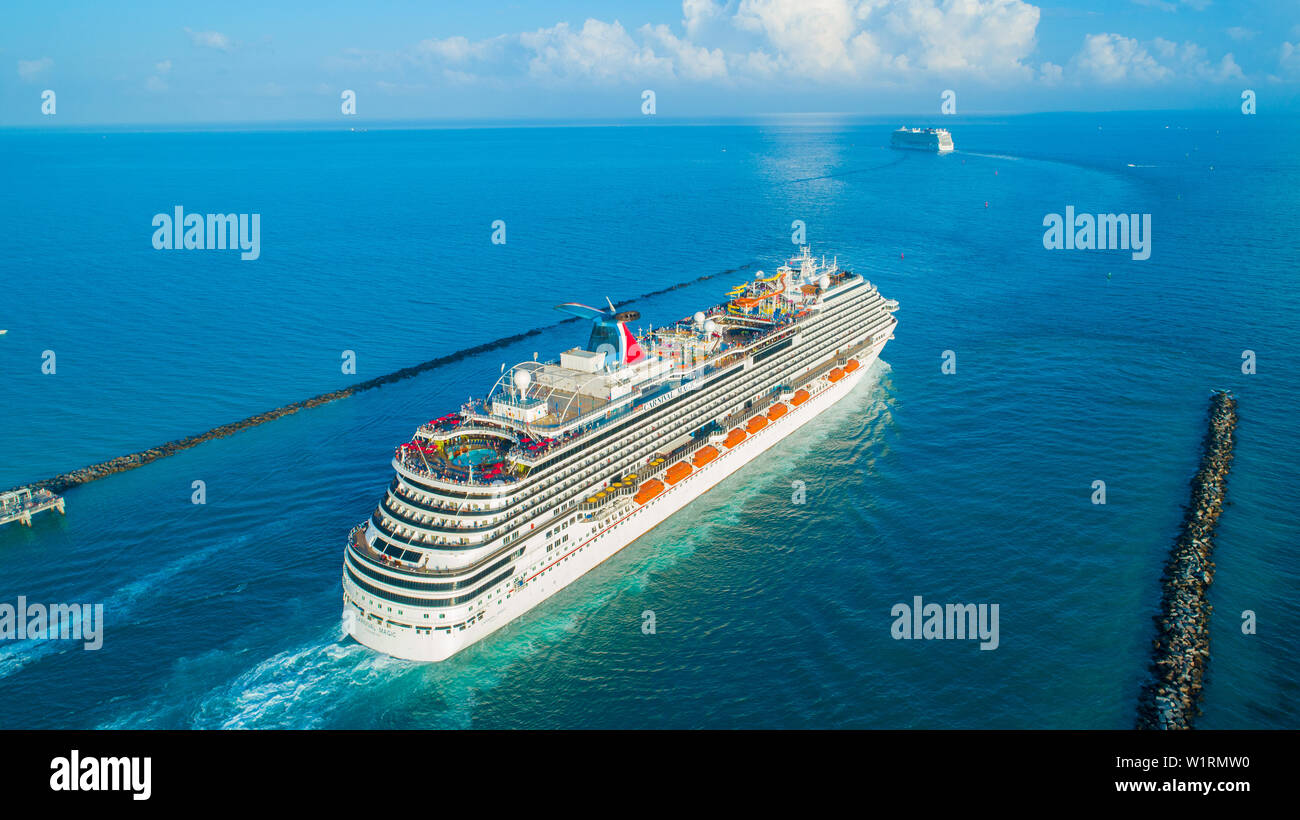 Bateau de croisière Carnival Magic (entrée) sur l'océan Atlantique, du port de Miami. South Beach. La Floride. USA. Banque D'Images Bateau de croisière Carnival Magic (entrée) sur l'océan Atlantique, du port de Miami. South Beach. La Floride. USA. Banque D'Images