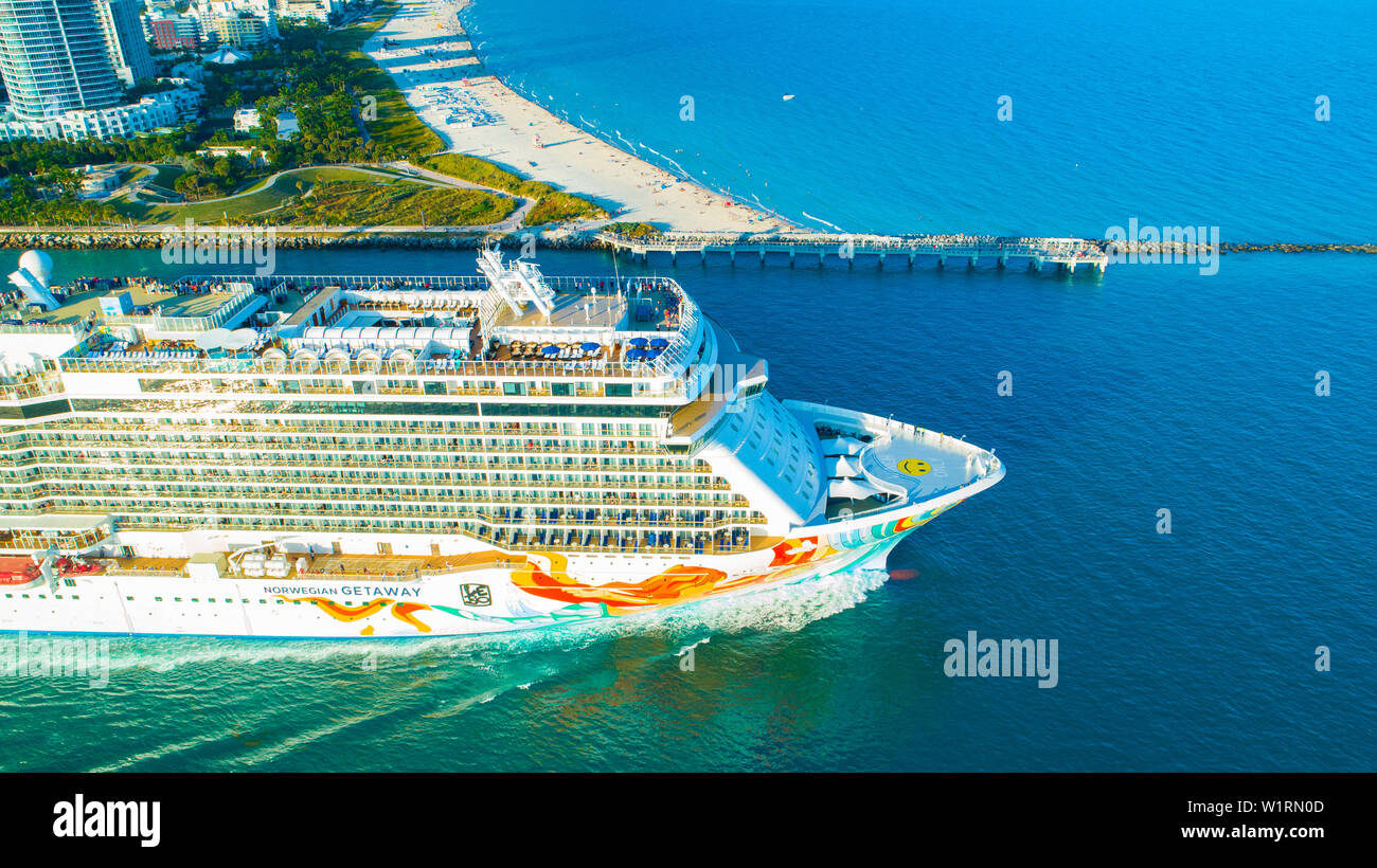 (Navire de croisière Norwegian Getaway) entrée de l'océan Atlantique, du port de Miami. South Beach. La Floride. USA Banque D'Images