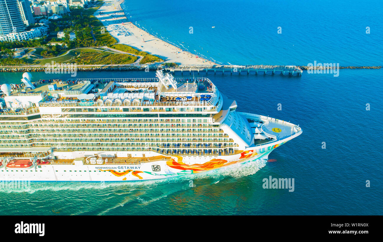 (Navire de croisière Norwegian Getaway) entrée de l'océan Atlantique, du port de Miami. South Beach. La Floride. USA Banque D'Images (Navire de croisière Norwegian Getaway) entrée de l'océan Atlantique, du port de Miami. South Beach. La Floride. USA Banque D'Images