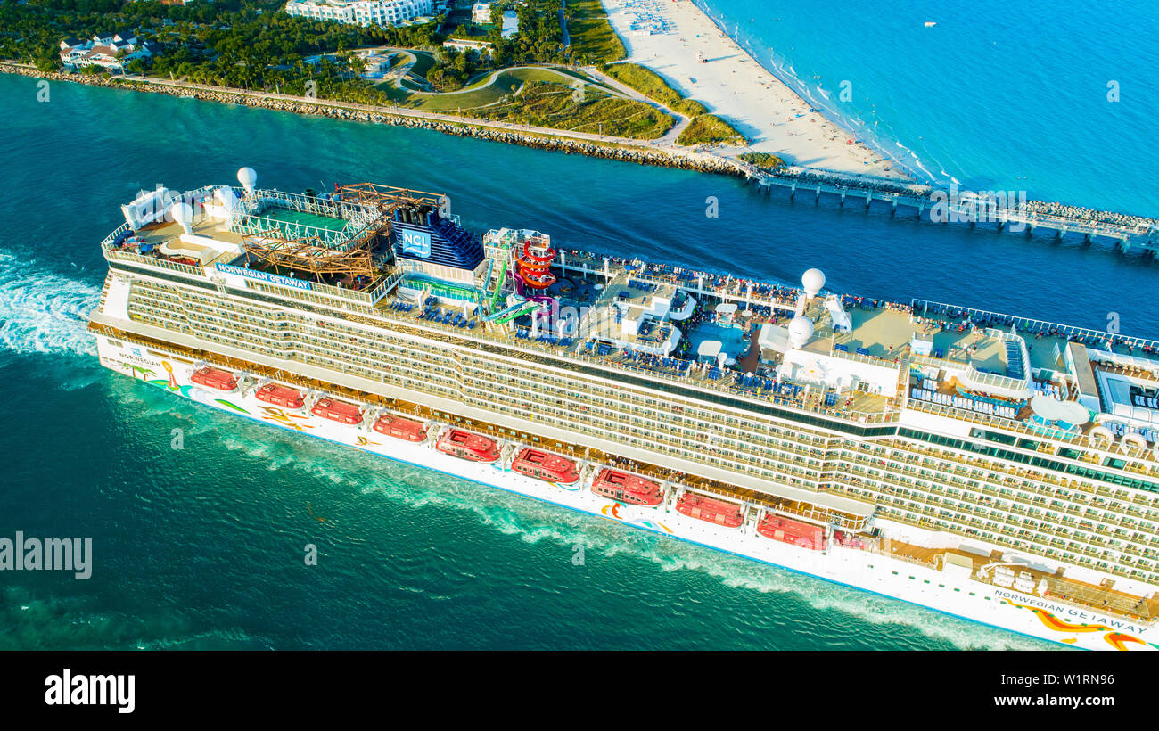 (Navire de croisière Norwegian Getaway) entrée de l'océan Atlantique, du port de Miami. South Beach. La Floride. USA Banque D'Images