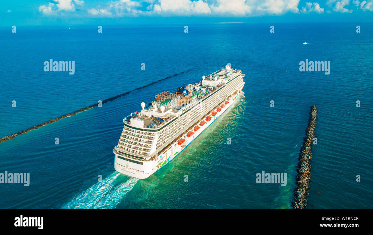 (Navire de croisière Norwegian Getaway) entrée de l'océan Atlantique, du port de Miami. South Beach. La Floride. USA Banque D'Images (Navire de croisière Norwegian Getaway) entrée de l'océan Atlantique, du port de Miami. South Beach. La Floride. USA Banque D'Images