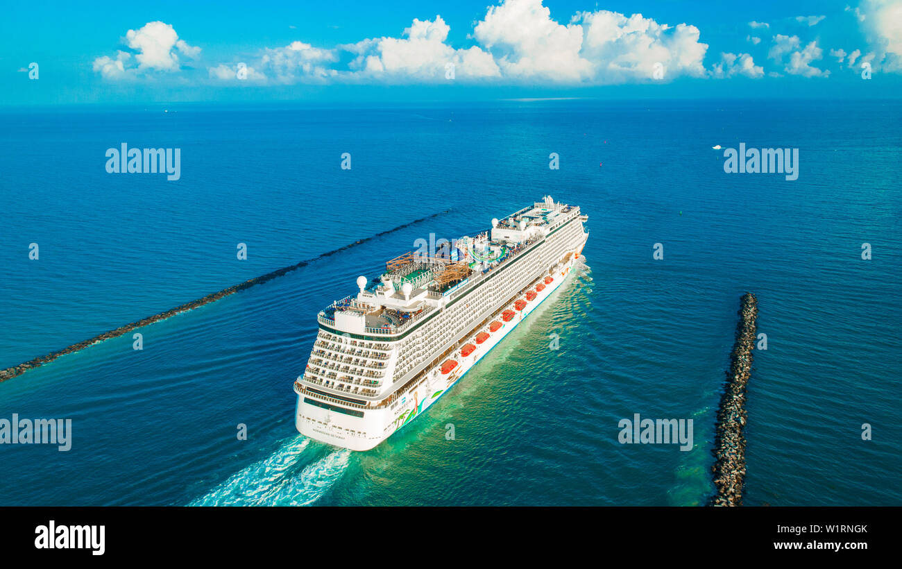 (Navire de croisière Norwegian Getaway) entrée de l'océan Atlantique, du port de Miami. South Beach. La Floride. USA Banque D'Images