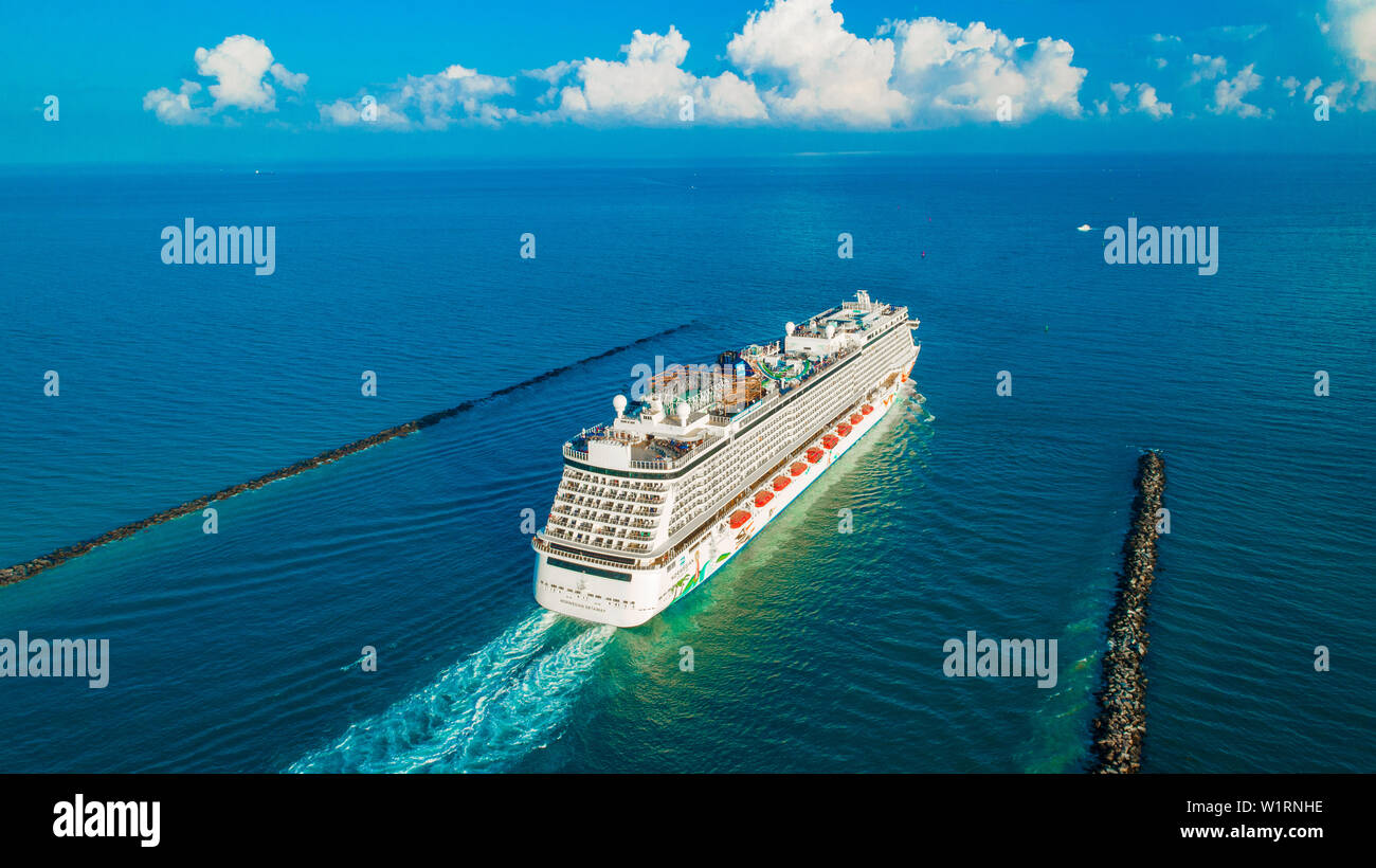 (Navire de croisière Norwegian Getaway) entrée de l'océan Atlantique, du port de Miami. South Beach. La Floride. USA Banque D'Images (Navire de croisière Norwegian Getaway) entrée de l'océan Atlantique, du port de Miami. South Beach. La Floride. USA Banque D'Images