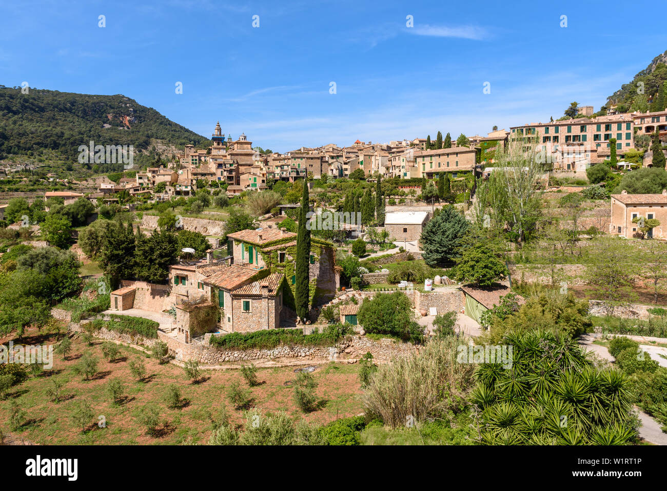 Valldemossa, ville rurale dans une vallée idyllique au milieu des montagnes de Tramuntana de Majorque de l'ouest. Baelaric, Espagne. Banque D'Images