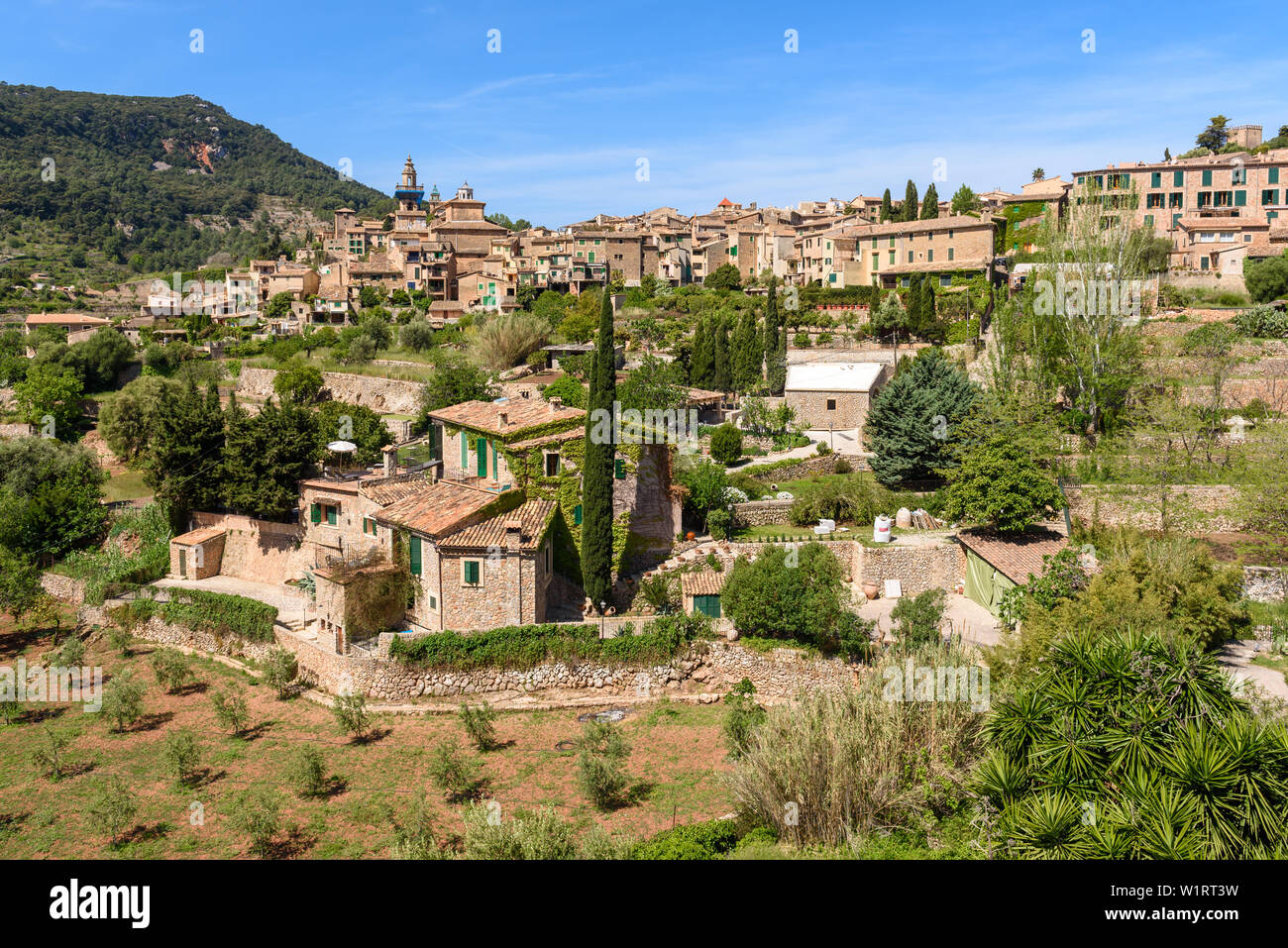 Valldemossa, ville rurale dans une vallée idyllique au milieu des montagnes de Tramuntana de Majorque de l'ouest. Baelaric, Espagne. Banque D'Images