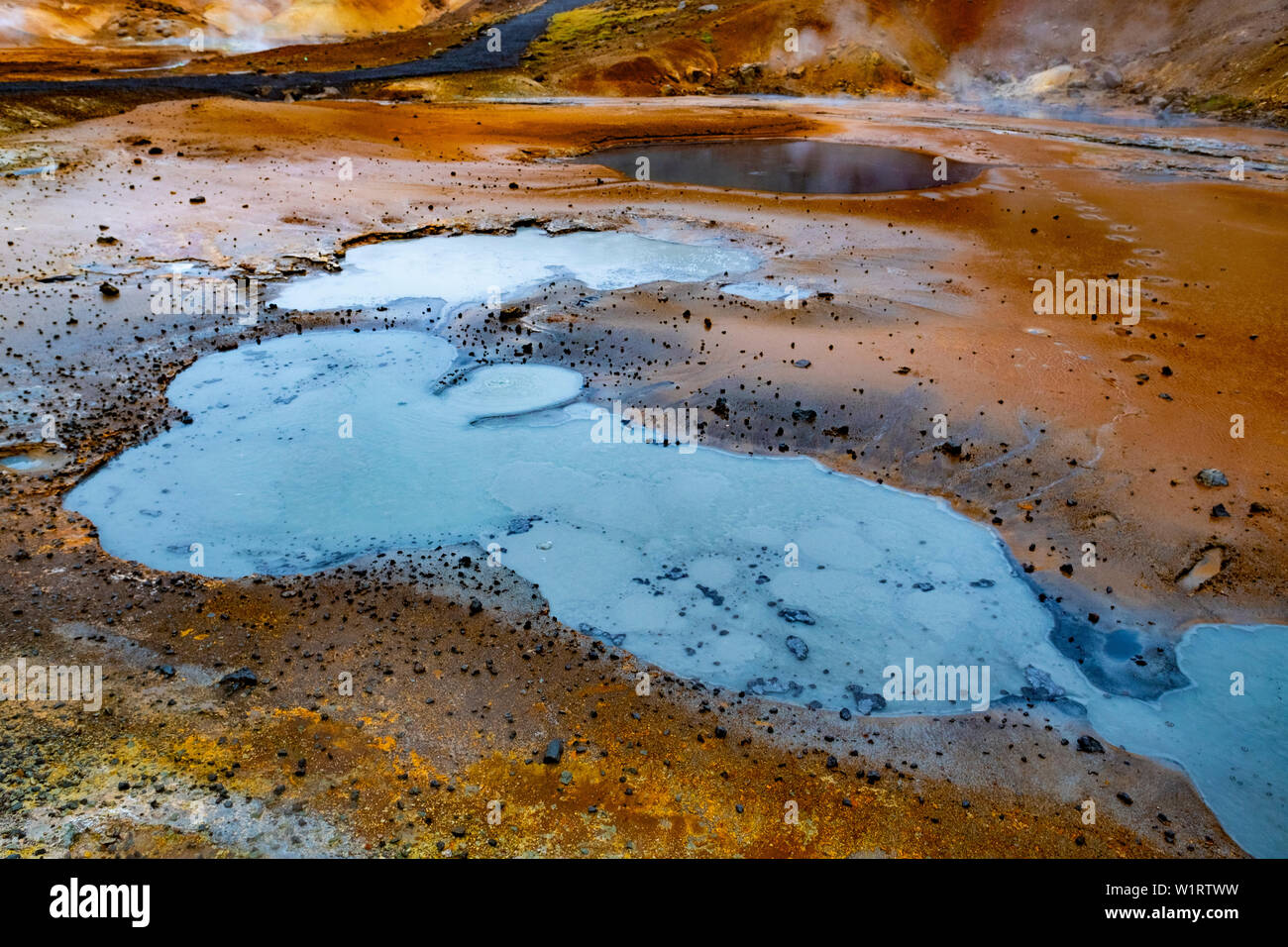Éruption d'un geyser de rochers, la piscine et le résidu dans le sud de l'Islande au printemps Banque D'Images
