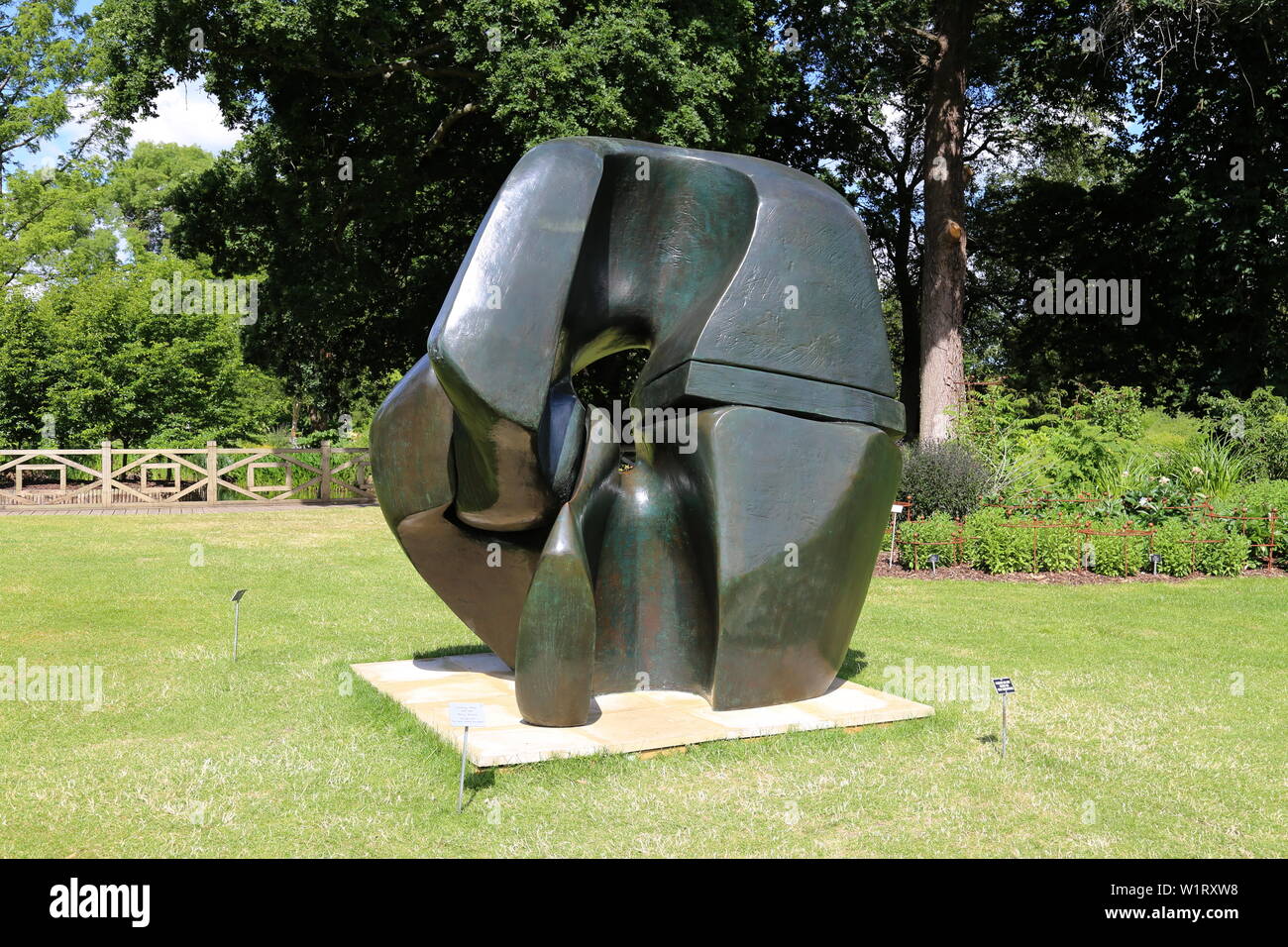 « pièce de verrouillage » (Henry Moore, 1962-1963, bronze), Sculpture à Wisley 2019, RHS Garden Wisley, Woking, Surrey, Angleterre, Grande-Bretagne, Royaume-Uni, Europe Banque D'Images