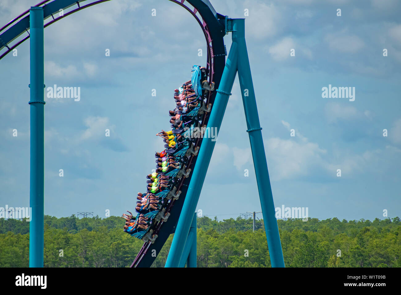 Orlando, Floride. Juillet 01, 2019 . Vue extraordinaire sur les gens s'amusant Mako roller coaster at Seaworld Banque D'Images
