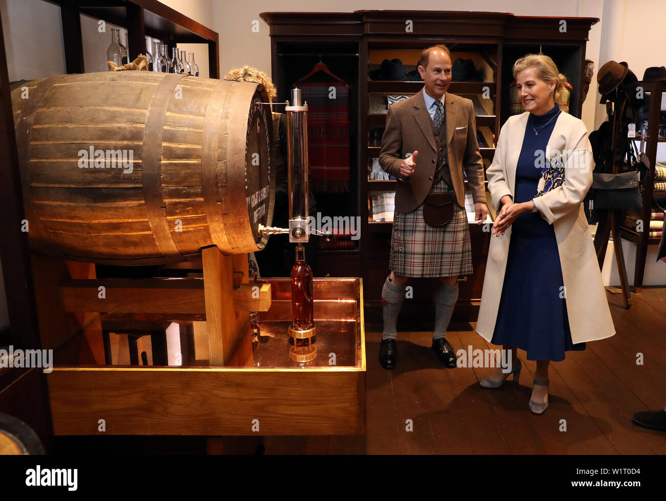 Le comte et la Comtesse de Forfar pour une bouteille de whisky avant la dégustation de whisky comme ils visiter la distillerie de Whisky Glenfiddich à Dufftown. ASSOCIATION DE PRESSE Photo. Photo date : lundi 1 juillet 2019. Prince Edward et son épouse, Sophie, a reçu le titre de son 55e anniversaire cette année. Voir l'activité de ROYAL histoire Wessex. Crédit photo doit se lire : Andrew Milligan/PA Wire Banque D'Images