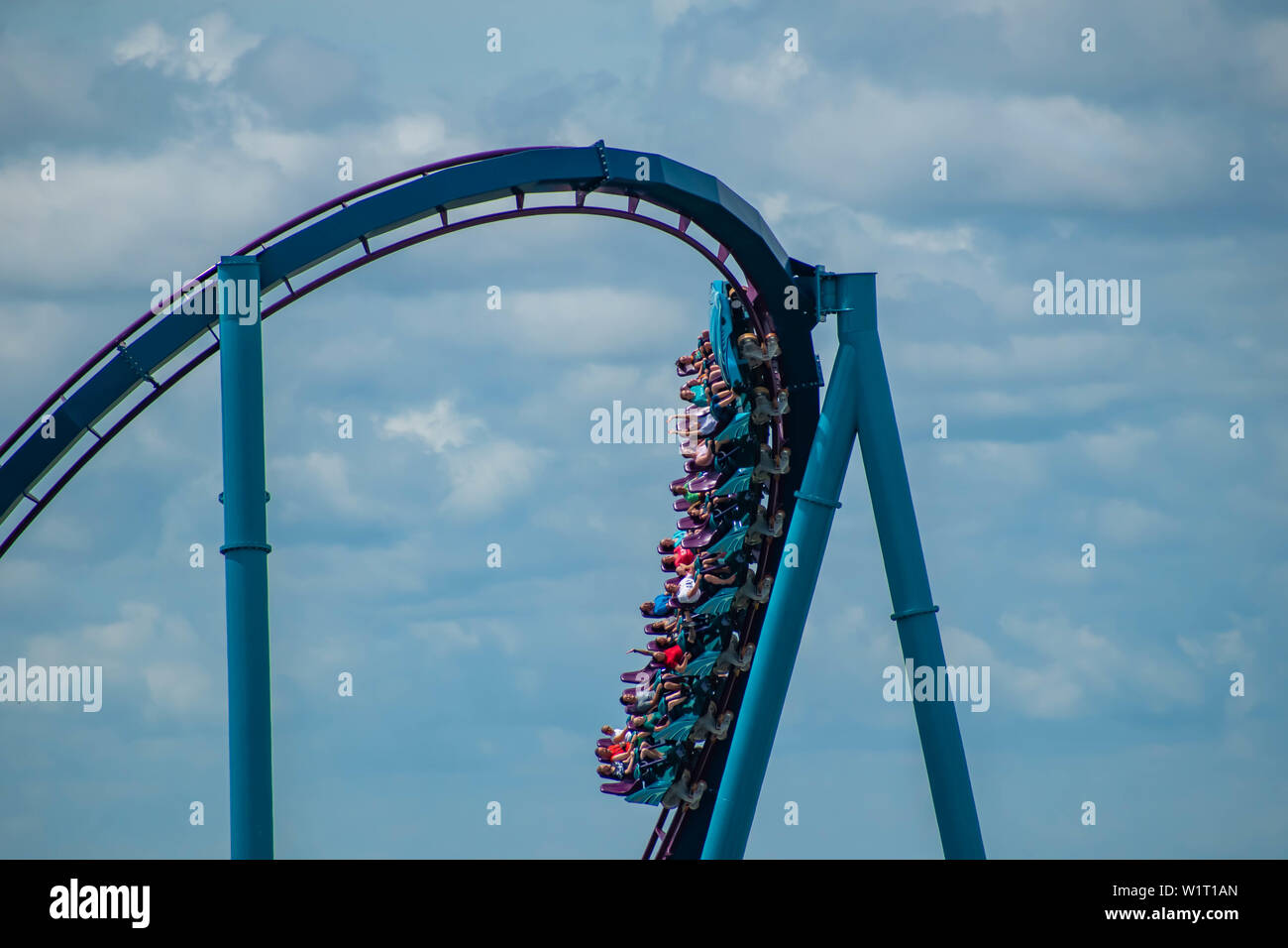 Orlando, Floride. Juillet 01, 2019 . Vue extraordinaire sur les gens s'amusant Mako roller coaster at Seaworld Banque D'Images