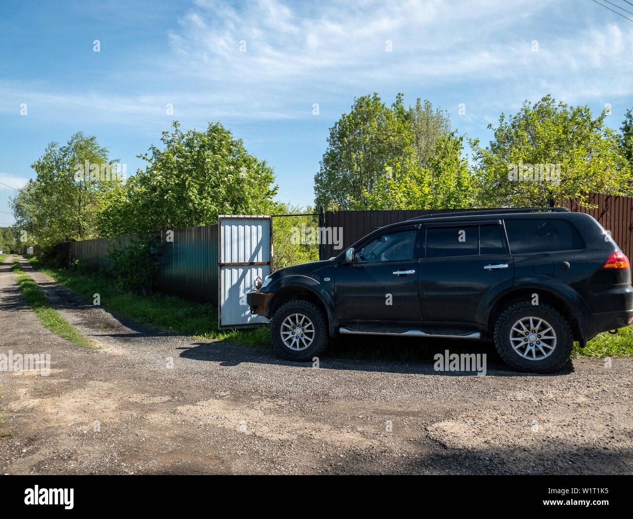 Moscou, Russie - 24 mai 2019 : Noir Mitsubishi Pajero Sport voiture garée près de la clôture d'une maison de campagne Banque D'Images