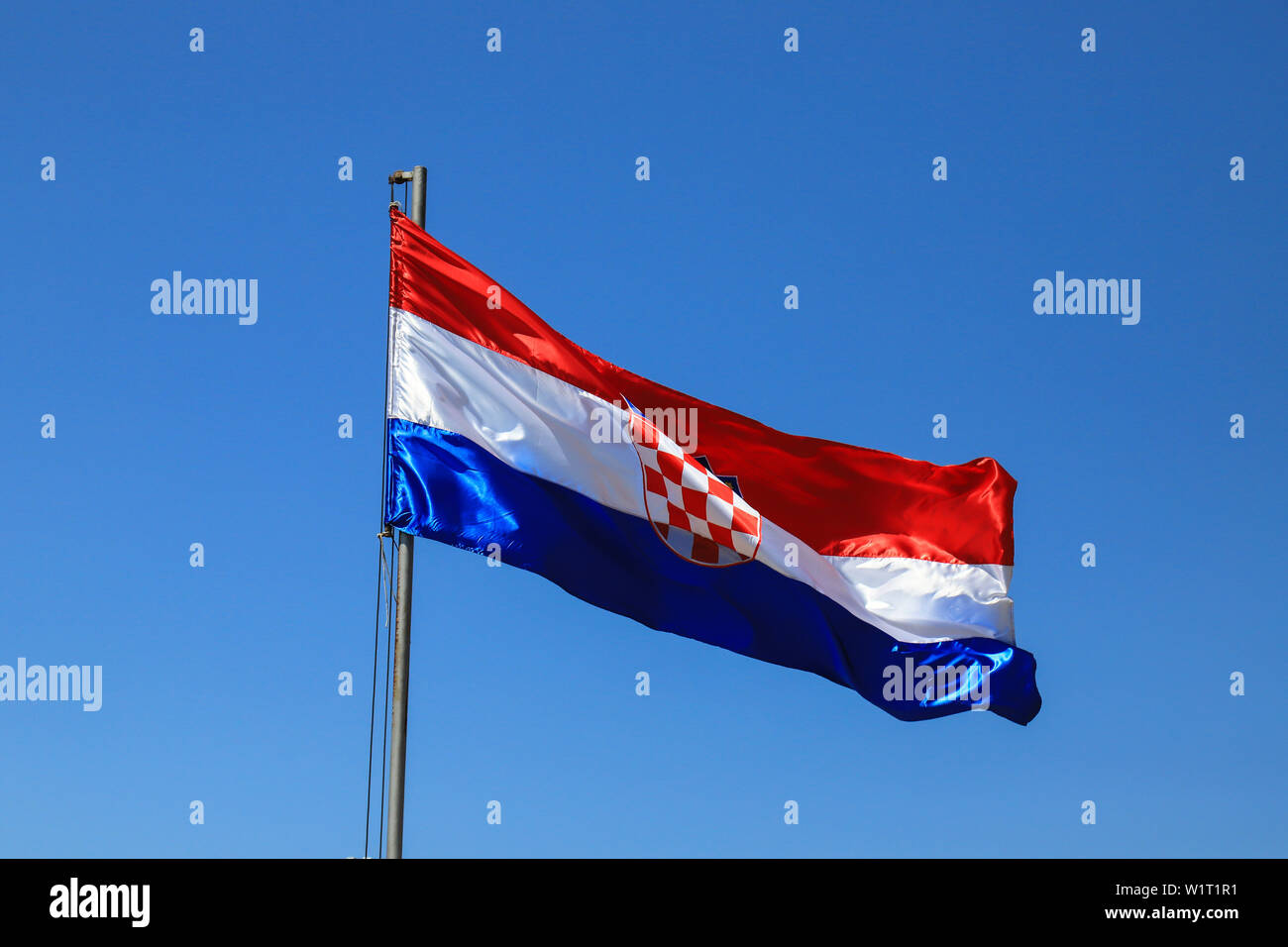 Bleu Blanc Rouge du drapeau national de la Croatie avec les armoiries. Jour d'État, l'indépendance, le jour de la Victoire et grâce à la Patrie Banque D'Images