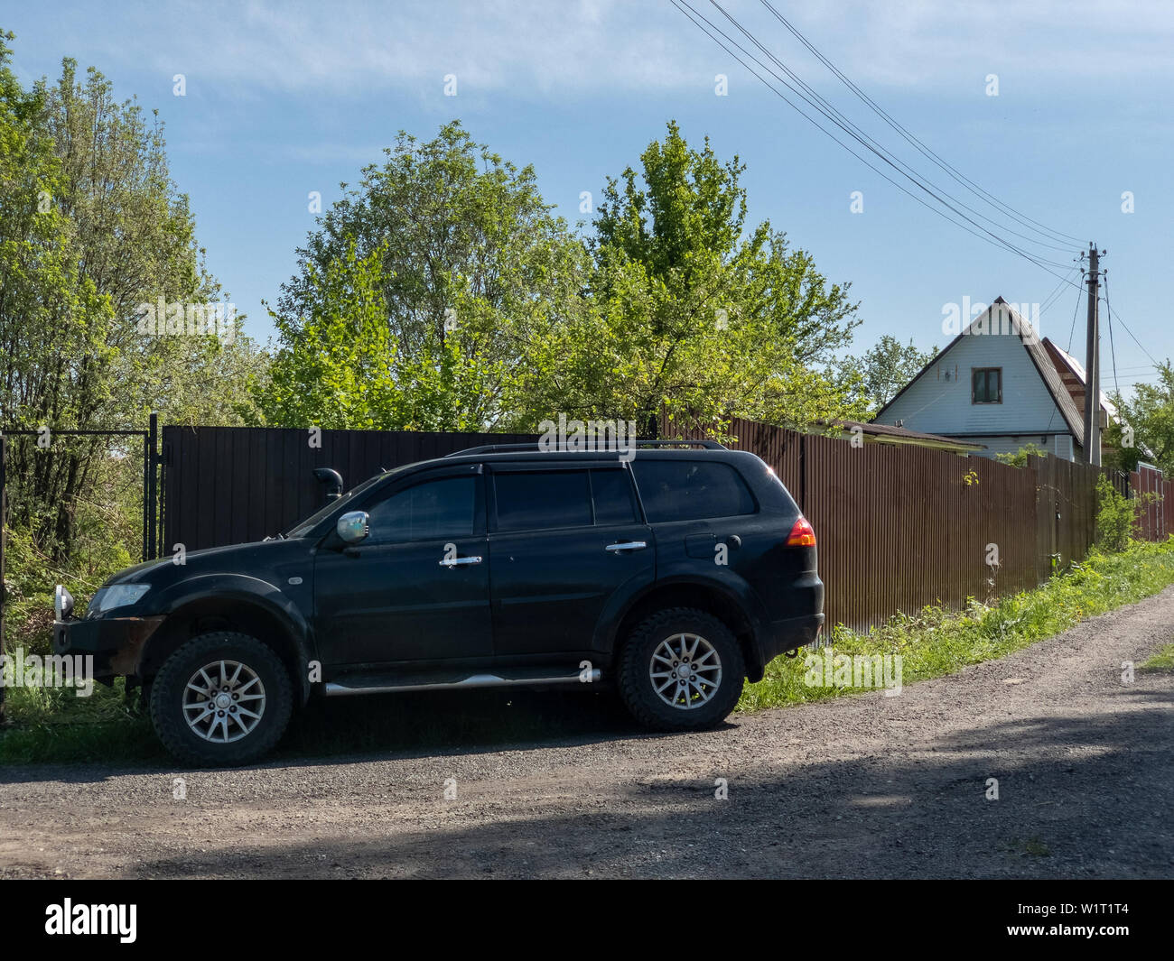 Moscou, Russie - 24 mai 2019 : Noir Mitsubishi Pajero Sport voiture garée près de la clôture d'une maison de campagne Banque D'Images