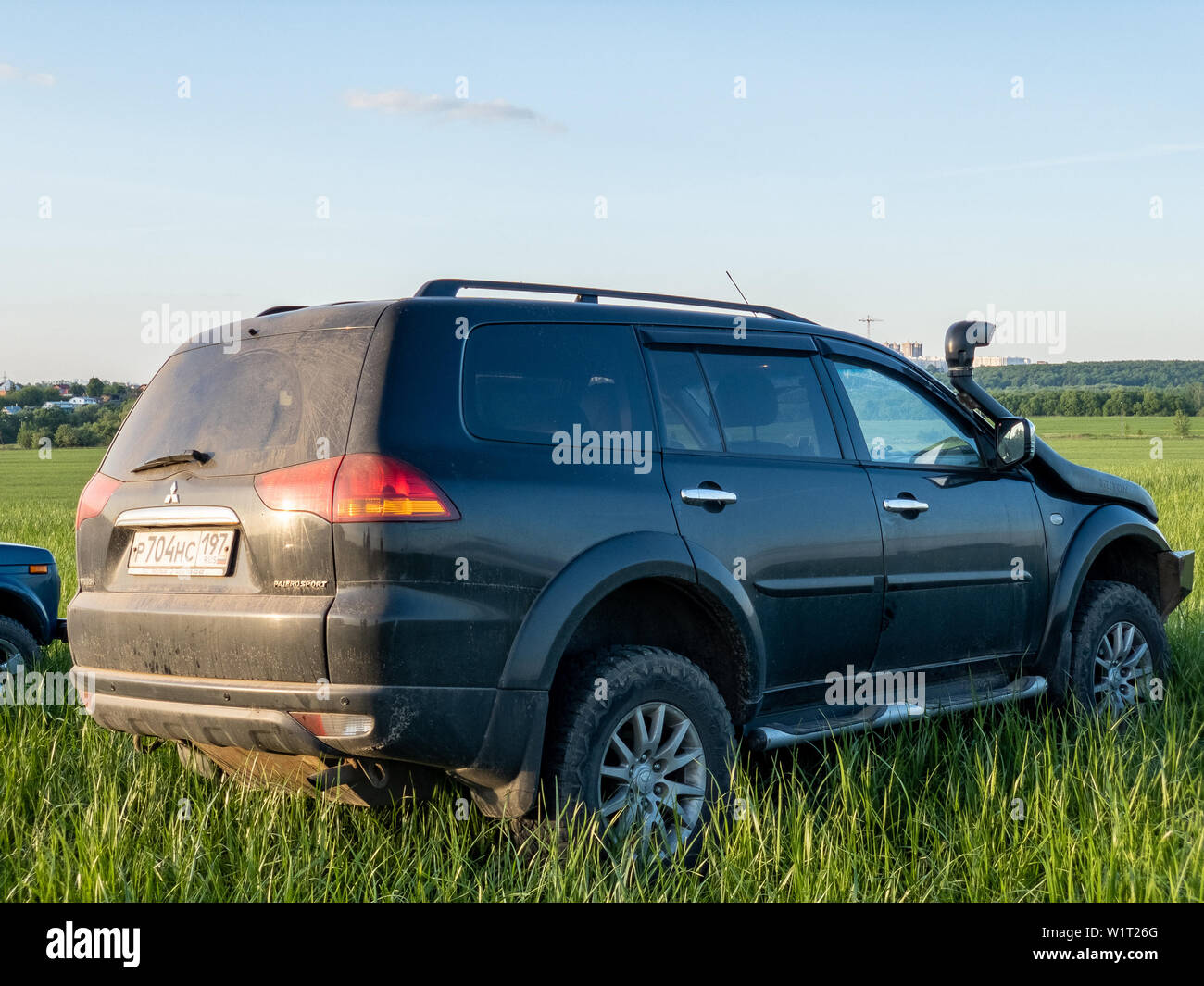 Moscou, Russie - 24 mai 2019 : Noir Mitsubishi Pajero Sport sur le champ d'été Banque D'Images