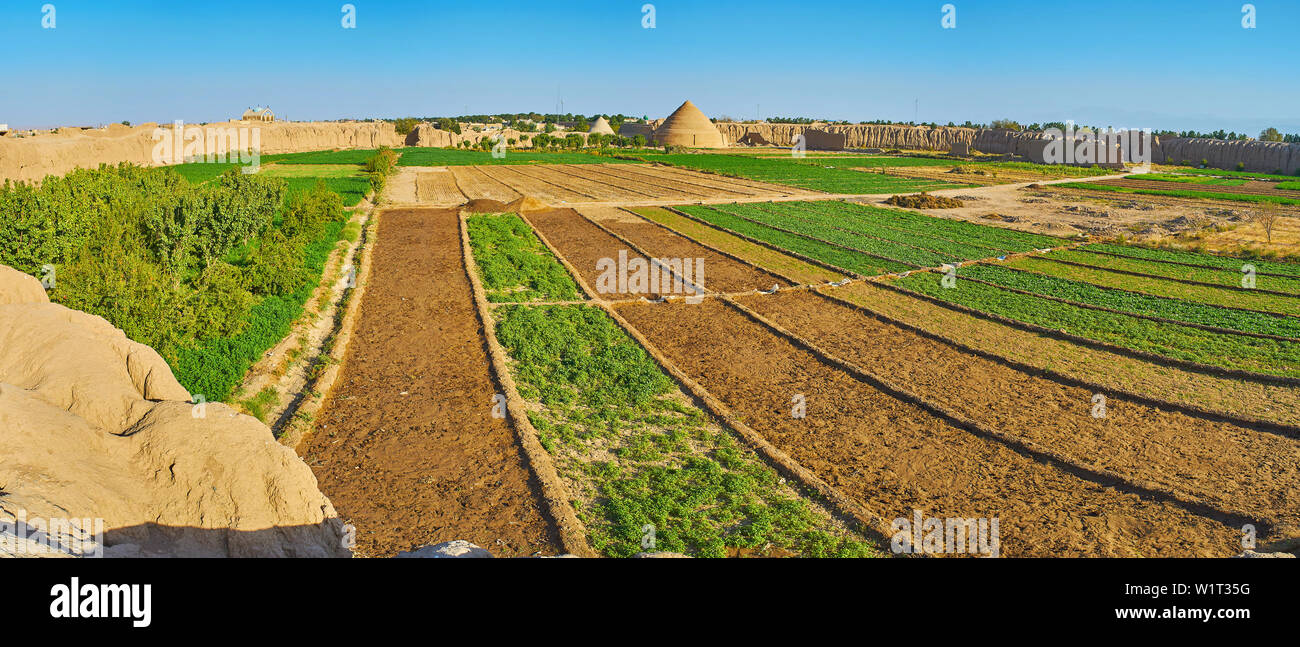 Panorama de Ghaleh Jalali fortres avec cuisine les jardins et les champs des habitants, entourée de vieux murs d'argile, Kashan, Iran Banque D'Images