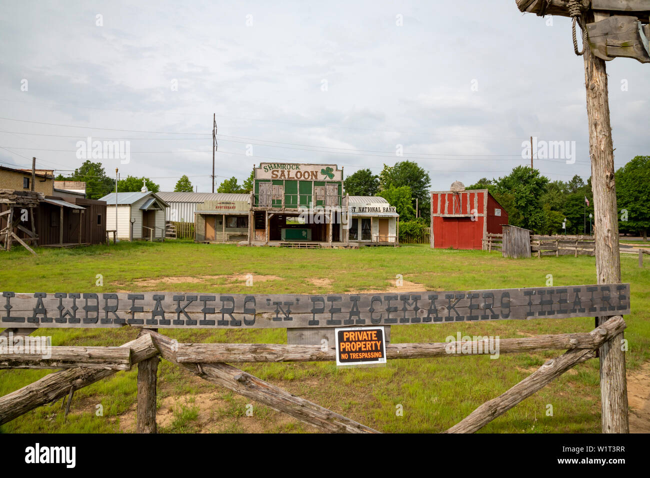 Fort Smith, Arkansas - un 'Entrée interdite' affiche à l'extérieur de l'transgresseurs de la 'n'artisans de théâtre, une installation conçue pour des reconstitutions historiques Banque D'Images