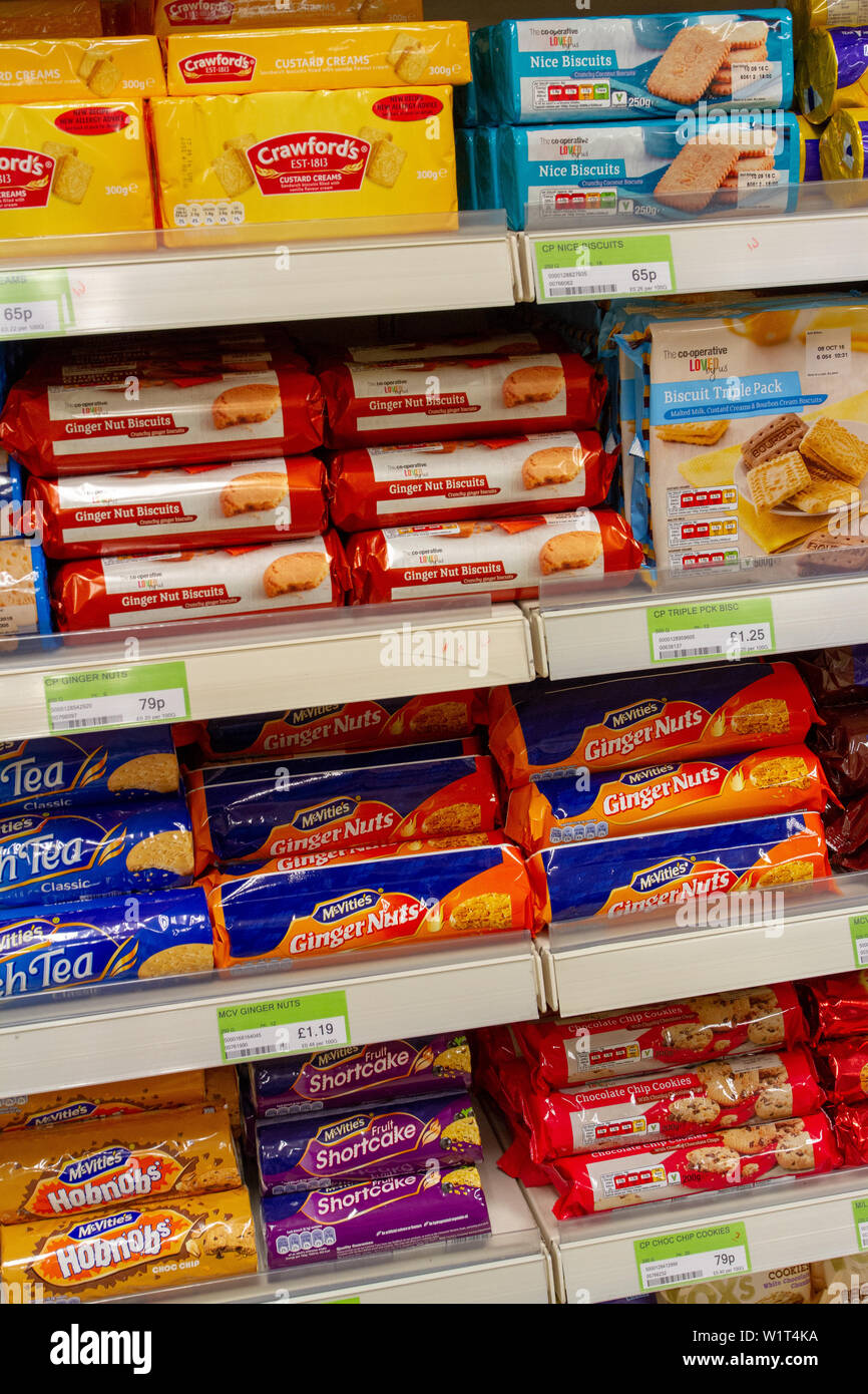 Des paquets de biscuits sur une coopérative d'étagères de supermarché Banque D'Images
